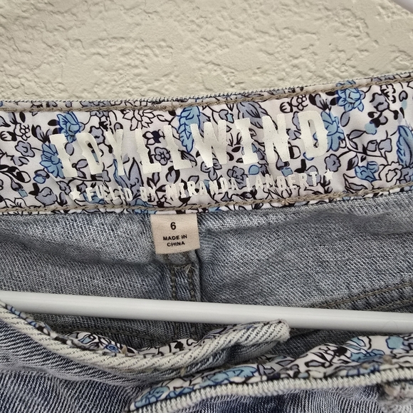 Idyllwind cutoff jean shorts, size 6 - Picture 3 of 5